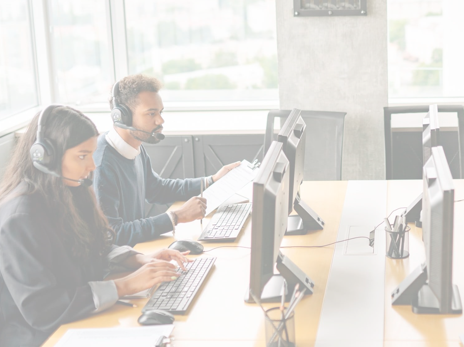 Imagen de teleoperadores de un Callcenter sentados con sus ordenadores y cascos puestos en la cabeza